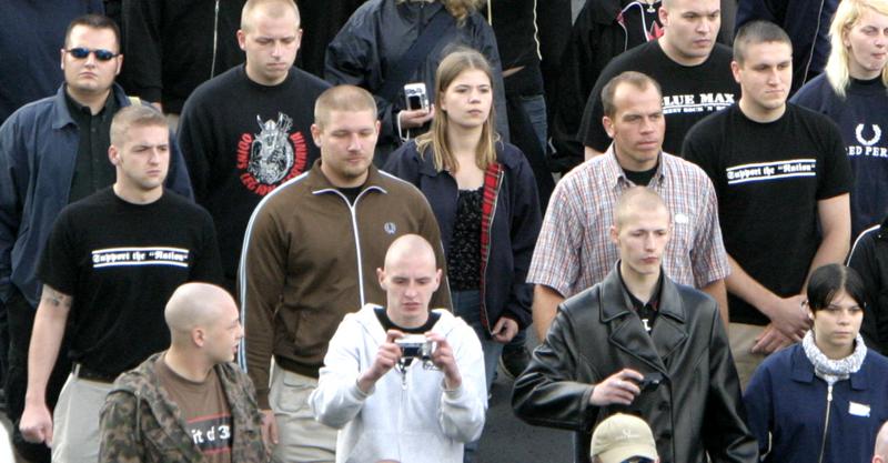 Redeker und Molina (Bildmitte) mit zwei „Supportern“ beim „Rudolf-Heß-Gedenkmarsch“ 2004 in Wunsiedel