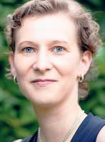 Alexandra Kurth ist Politologin an der Uni Gießen. Ihre Dissertation schrieb sie über „Männerbünde im Zivilisationsprozess. Studentenverbindungen zwischen Tradition und Moderne“.