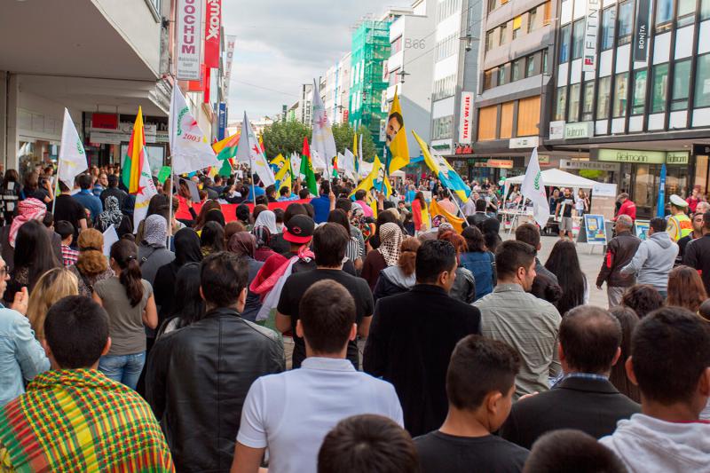 Demonstrationszug in der Bahnhofstraße. Der Marsch wurde durch mehrere minutenlage Sit-ins unterbrochen.