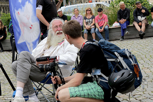 Max Bachmann im fröhlichen Plausch mit dem radikalen Antisemiten und Reichsbürger Burghard Bangert alias Burgos von Buchonia anlässlich der Proteste gegen die Bilderberg-Konferenz 2016 in Dresden