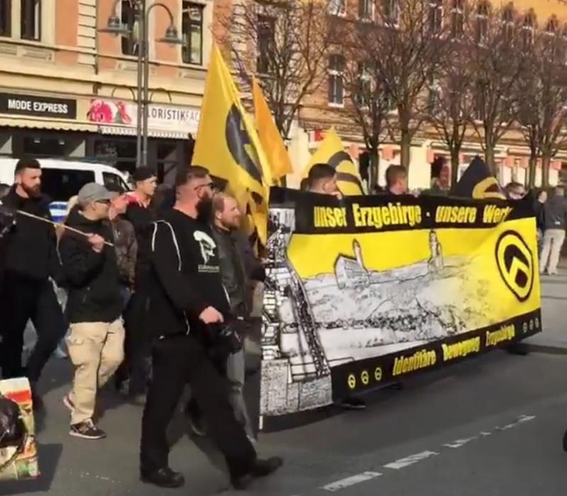 Mitglieder der Identitären Bewegung Erzgebirge und Zwickau bei einer Demonstration am 9.4.16 in Aue (8)
