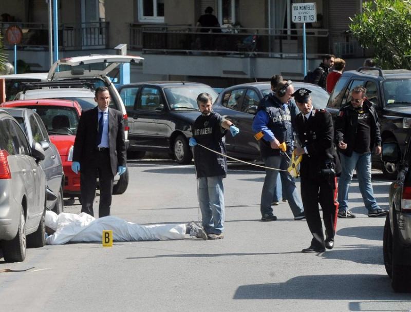 Spurensicherung am Tatort in Genua: Hier wurde der Vorstandsvorsitzende von "Ansaldo Nucleare", Roberto Adinolfi, angeschossen