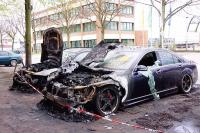 In Rothenburgsort brannten ein BMW Kombi und eine Mercedes Limousine. Dass die Autos nur fünf Meter von einem Mehrfamilienhaus entfernt parkten, war den Tätern offenbar egal.