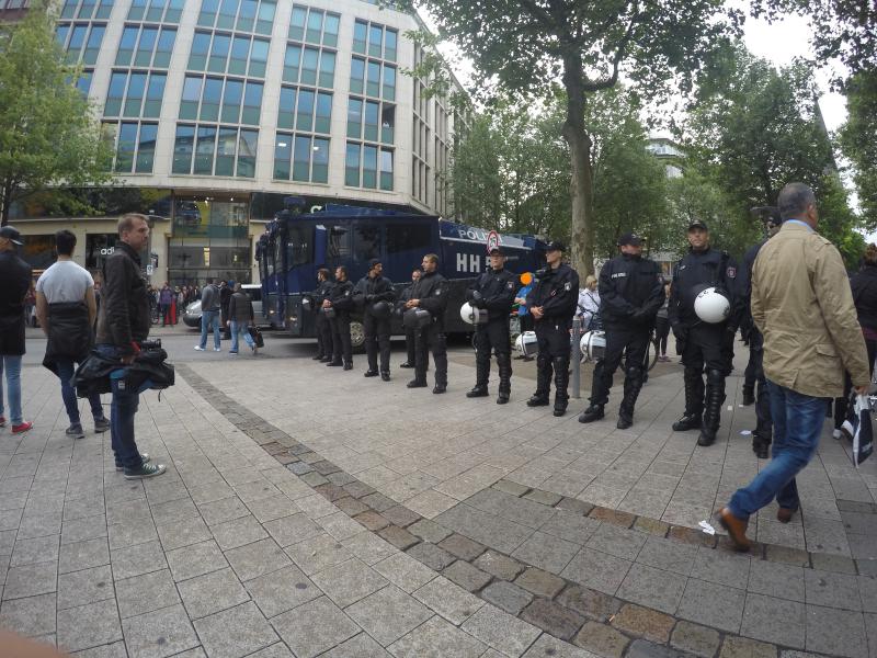 Cops in der Innenstadt verhindern, dass eine Spontandemo selbstbestimmt starten kann.