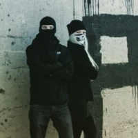 Dennis Brandt (rechts) und Mary-Ann Radke vor dem Graffito des "Rechten Plenums" in der Saydaer Str. in Chemnitz