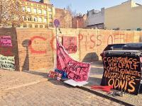 Verschriftlichter Protest. Anwohner wehren sich gegen das Neubauprojekt "Carré Sama-Riga".Foto: Felix Hackenbruch