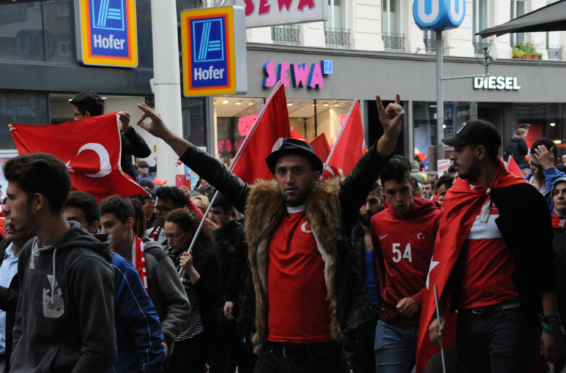 Wolfsgrüße auf der Linkswende-Demo in Wien