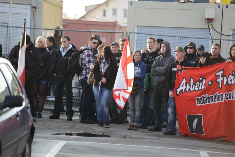 Marius Geiger mit blauer Muetze Naziaufmarsch Göppingen 12.10.2013