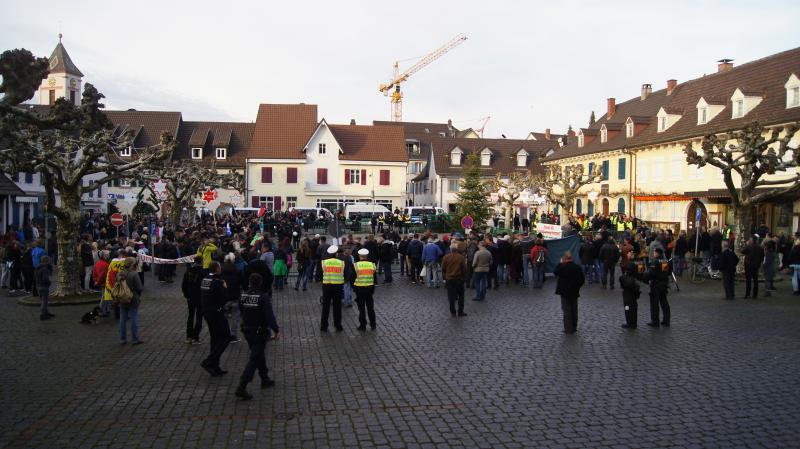 Gegendemo am 20.12. in Kandern. Pegida ist das Häufchen hinten rechts