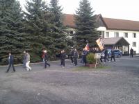 Neonazis auf dem Weg zum Kundgebungsort (Im Hintergrund das Heim) - "Hier marschiert der nationale Widerstand!".