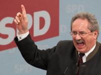 “Der Freistaat darf seine eigenen Mieter nicht Wohnungsspekulanten ausliefern“, forderte Oberbürgermeister Christian Ude (SPD) bei der Kundgebung auf dem Odeonsplatz