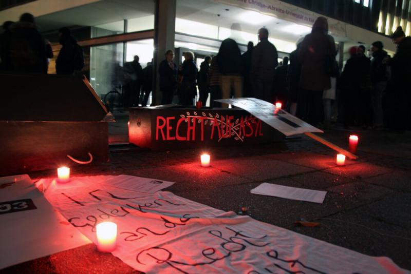 Asylrecht zu Grabe getragen - vor dem Audimax