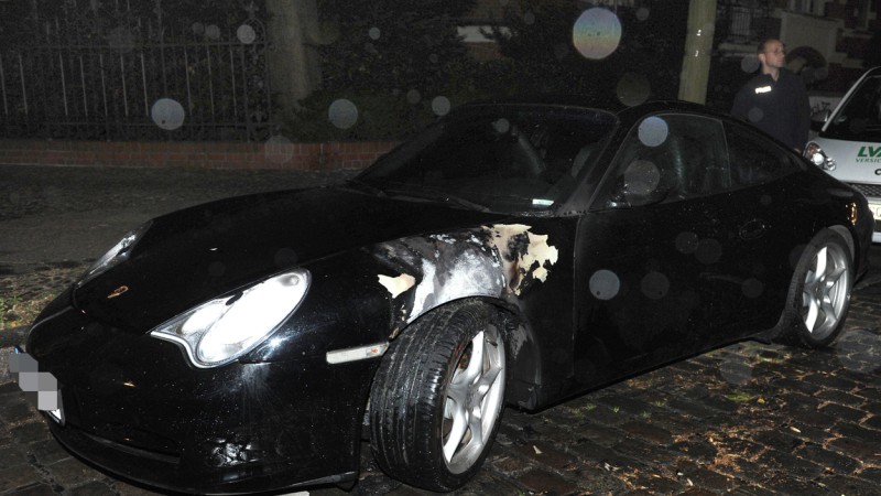 Der Besitzer dieses Porsches entdeckte das Feuer und konnte es löschen