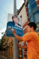 Die Aufkleber werden nun von den manipulierten Plakaten entfernt.	 Foto: b-fritz.de