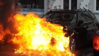 Ein Audi brennt lichterloh: Der Wagen hat nach dem Feuer nur noch Schrottwert Foto: spreepicture