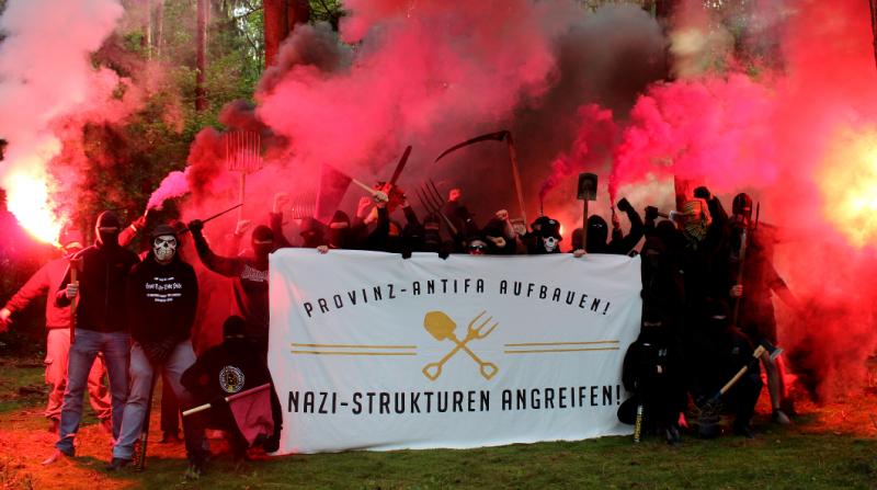 Nazi-Aktionen zum Desaster machen (2)