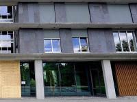 Am Samstag haben Unbekannte Täter insgesamt zehn große Fensterscheiben am Regierungspräsidium an der Bissierstraße eingeworfen. 