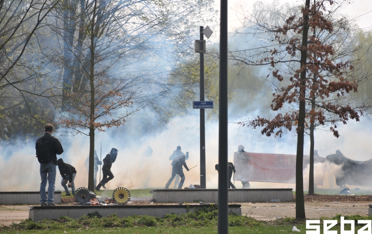 Der gesamte Platz wird mit CS-Gas eingedeckt. Die Demonstrant_innen gehen in Deckung und zerstreuen sich in Kleingruppen.