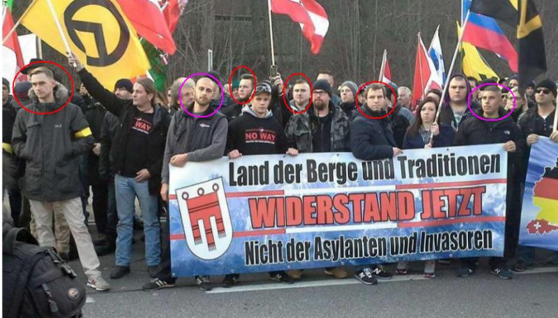 „Identitären“-Kader: Uwe Aulibauer, Tobias Weissensteiner, Christian Prumetz und Thomas Krobath (rote Markierungen v.l.n.r.) am Transpi mit Teilen der B&H-Crew Vorarlberg: Alex Ruppitsch und Wolfgang Levstock (lila Markierung v.l.n.r.)