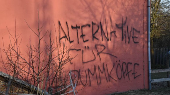 Schriftzug auf der Häuserwand. 