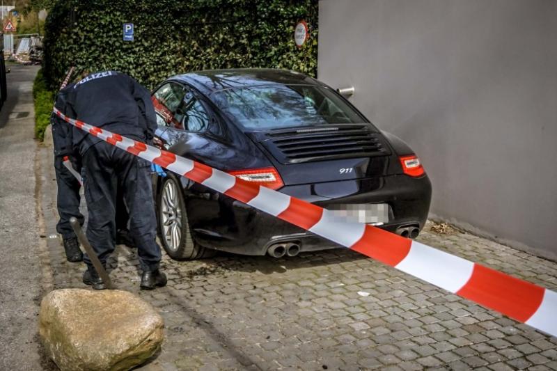 Unter diesem Porsche fand die Polizei ebenfalls einen Brandsatz, der nicht gezündet hatte