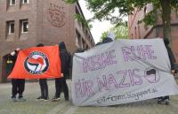 Antifa gegen Mark Proch: Demonstration vor dem Rathaus Neumünster