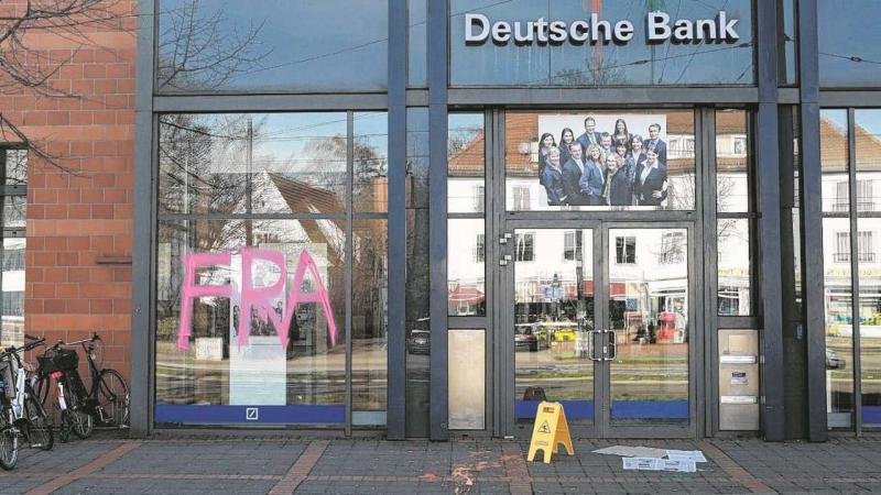  Beschmiert: die Deutsche Bank an der Kirchbachstraße