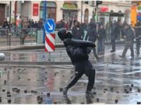 Steinewerfer am Rande der Neonazi-Demo im Dezember 2015: Drohen jetzt erneut Krawalle?Foto: dpa 