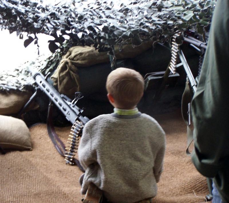 Sturm- und Maschinengewehr: Zwei kleine Jungen beim Tag der offenen Tür der Karfreit-Kaserne im Juli 2009 - das Foto wurde vom linksautonomen Bündnis "Rabatz" veröffentlicht, die Authentizität konnte nicht überprüft werden
