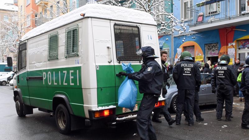 Dieser blaue Müllsack wurde aus dem 3. Obergeschoss im Hinterhof der Rigaer Straße 94 auf die Beamten geworfen Foto: Spreepicture