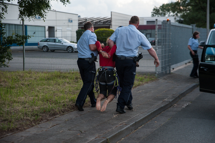 Als eine Person am Abend auf den Tripod klettern wollte nahm die Polizei die Person fest. Nach eigener Aussage war es ihr auch egal, ob sie eine Person ohne Rechtgrundlage aus einer Versammlung festnehmen.