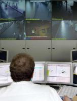 Alles im Blick: Die Videoüberwachung (hier Monitore in der BVG-Sicherheitszentrale) trägt zur Aufklärung vieler Verbrechen bei. - FOTO: DPA/PEER GRIMM