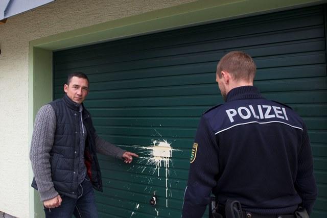 Auf das Wohnhaus von Tilo Eckardt ist in der Nacht von Freitag auf Samstag ein Farbanschlag verübt worden.Foto: Ellen Liebner