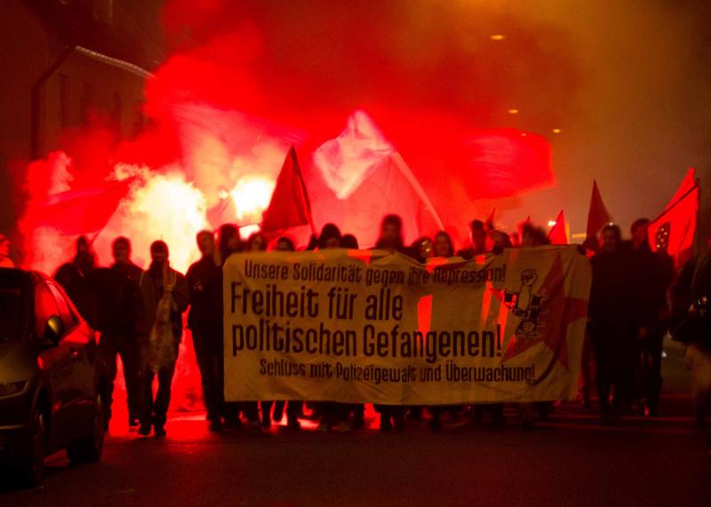 Start der unangemeldeten Demo zum Knast