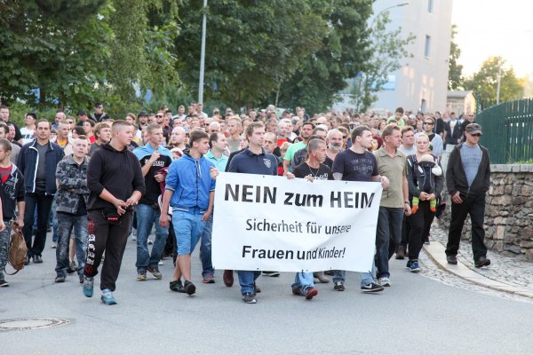 Asylfeindliche Demonstration am 12.9.2015 in Beierfeld Sören Nestmann (links am Transparent), Marko Nestmann (rechts am Transparent)