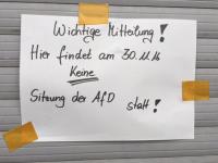 Ein Zettel an der Gaststätte Kranefeld weist auf die Absage des AfD-Treffens hin. Foto: Oliver Werner
