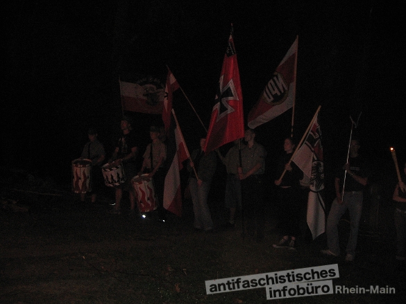 Nachts im Wald mit dem Sturm 8/12. Mittendrin: Neonazis, die sich aktuell als Angeklagte wegen Aktionsbüro Mittelrhein wiederfinden.