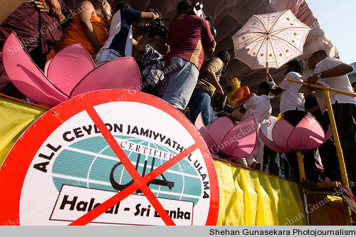 Demo für Verbot der Zertifizierung von Fleisch, nach muslimischer Art "halal"