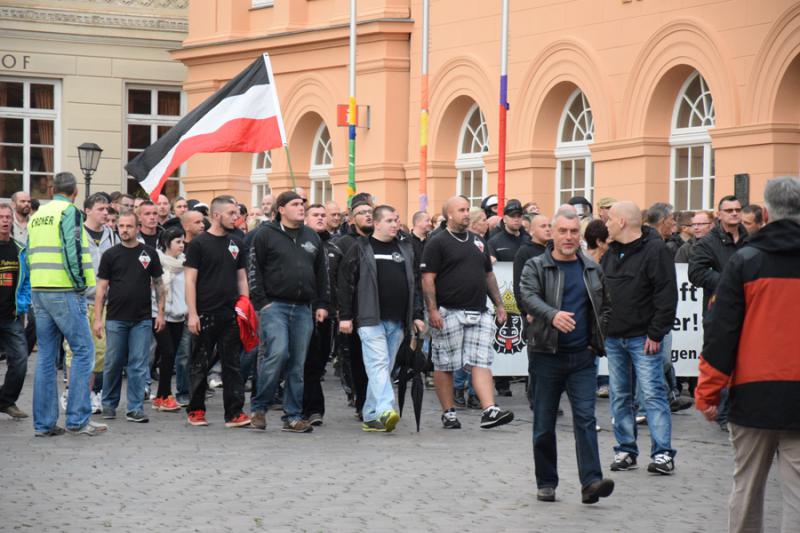 Neonazis u.a. aus Güstrow. Bildmitte: Nils Matischent (Gelbe Schuhe)