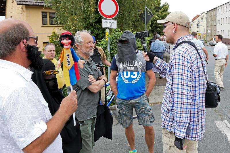 Torsten G. filmt Besucher des Stadtspaziergangs