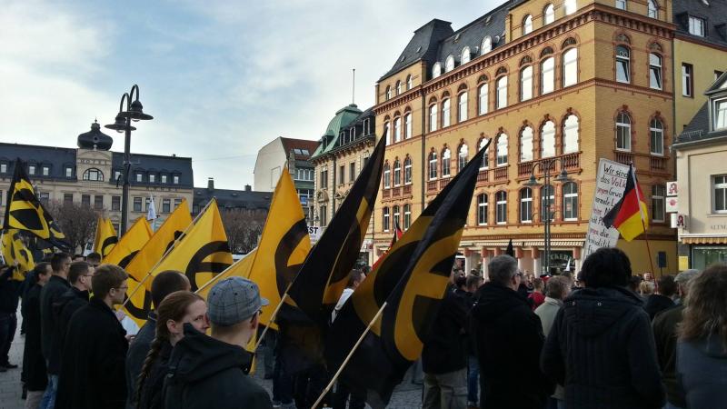 Mitglieder der Identitären Bewegung Erzgebirge und Zwickau bei einer Demonstration am 9.4.16 in Aue (5)
