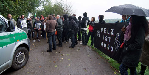 vor der Pelzfarm Orsbach.JPG