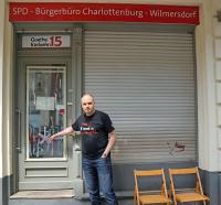 Dierk Spreen, Leiter SPD-Büros in der Goethestraße, zeigt Folgen des Anschlags.Foto: Cay Dobberke