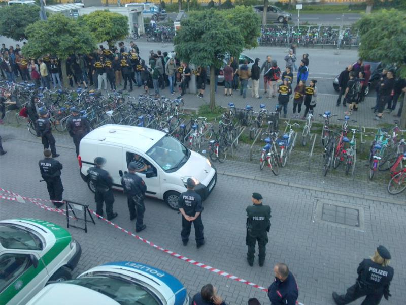 Die Demonstrant*innen mit wunderschönen Plakaten