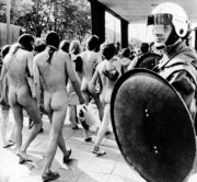 Vielfalt der Protestformen: Westberliner Hausbesetzerdemo am 23.9.1981