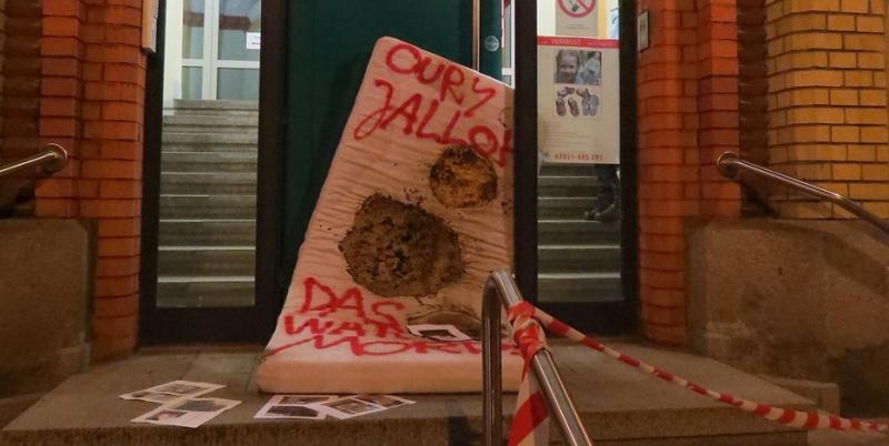"Oury Jalloh - Das war Mord" steht auf der Matratze, die Unbekannte in einen Eingang der Polizeidirektion Nord in der Magdeburger Sternstraße geklemmt haben.Foto: Polizei