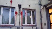 Rote und schwarze Farbbomben verteilten Unbekannte an der Fassade des Ordnungsamts Neukölln Foto: Facebook Franziska Giffey