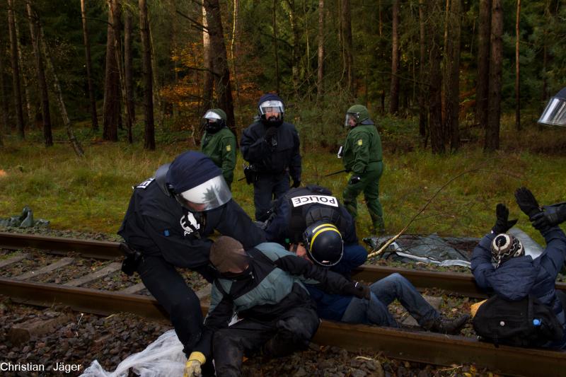 CRS-Cop wirft sich auf einen Demonstrierenden