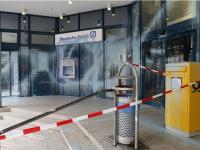 Foto: Dirk Knofe Die Deutsche Bank in der Leipziger Elsterpassage wurde mit Farbe beschmiert, ein Geldautomat demoliert. 