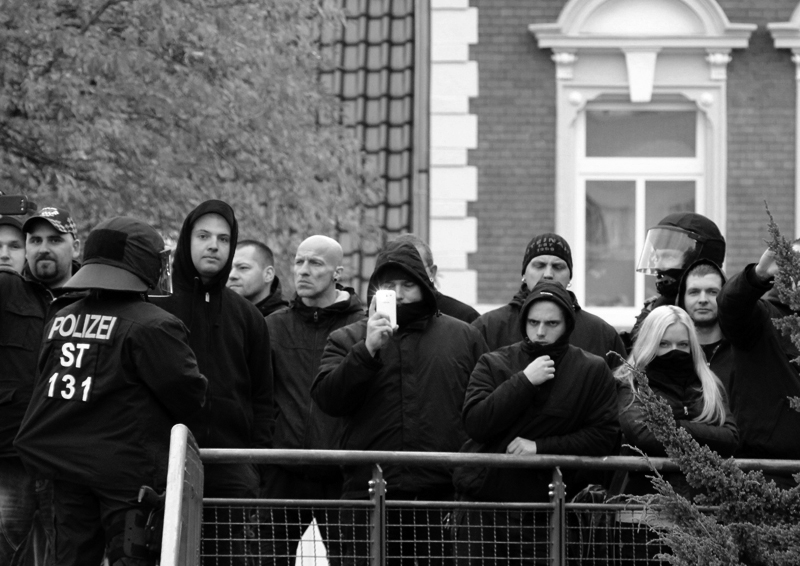 Ingo Zimmermann (Mitte mit Handy) mit weiteren Neonazis aus Magdeburg am 02.11.2013 in Burg. Quelle: Presseservice Rathenow